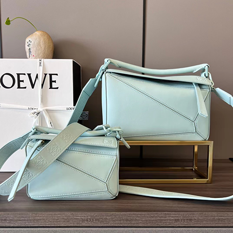 LOEWE Puzzle新款缎面手提包，