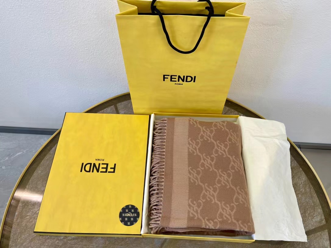 Fendi围巾经典披肩代购级别，大牌围巾